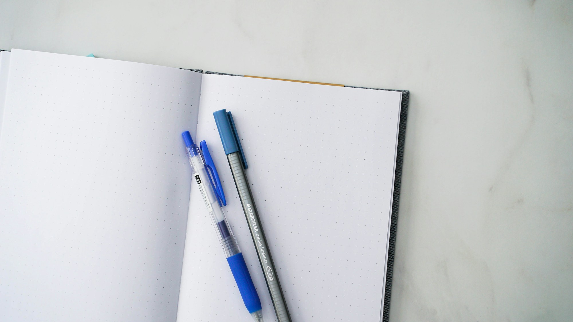 Notizbuch und Stift auf einem Tisch